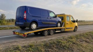 Bus na lawecie przy drodze ekspresowej S8 pod Pabianicami