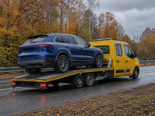 Niebieski SUV w trasie na lawecie – transport pojazdów Pabianice